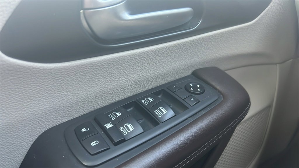 Used 2020 Chrysler Pacifica Touring-L Plus w/ Advanced Safetytec Group image 18