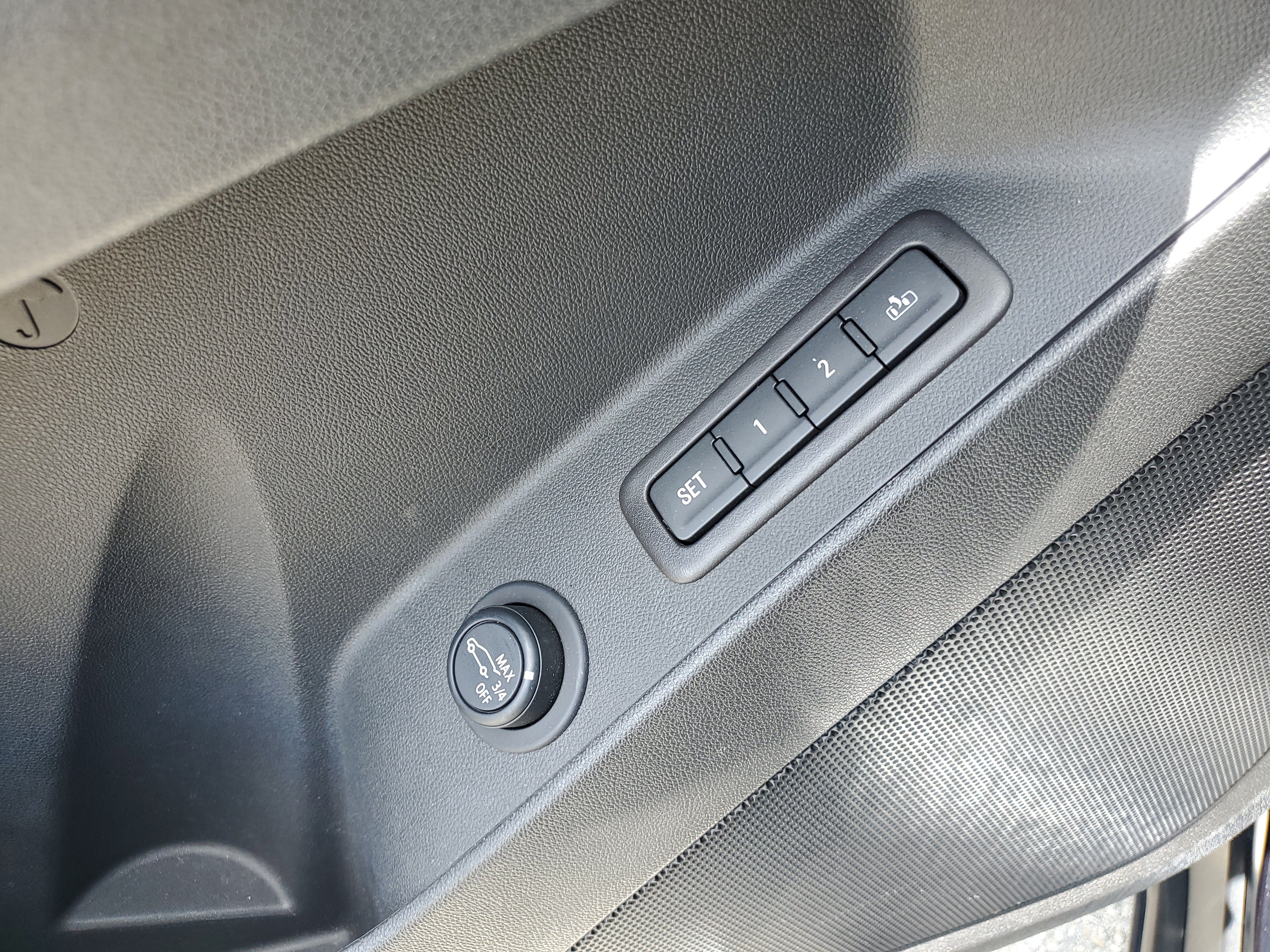 Used 2021 Chevrolet Equinox Premier FWD image 17