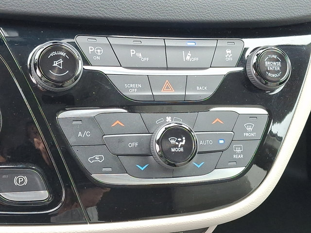 Used 2017 Chrysler Pacifica Touring-L Plus w/ Advanced Safetytec Group FWD image 18