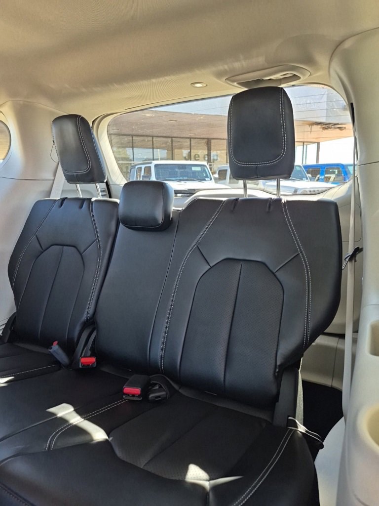 Certified 2024 Chrysler Pacifica Touring-L image 27