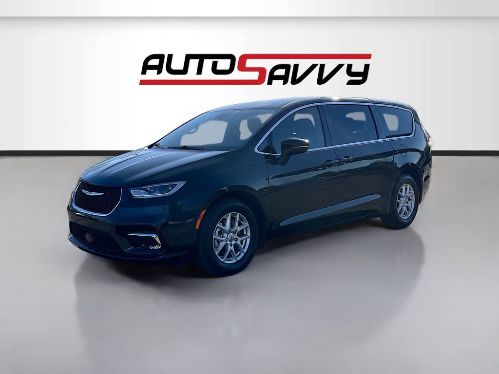 Used 2023 Chrysler Pacifica Touring image 3