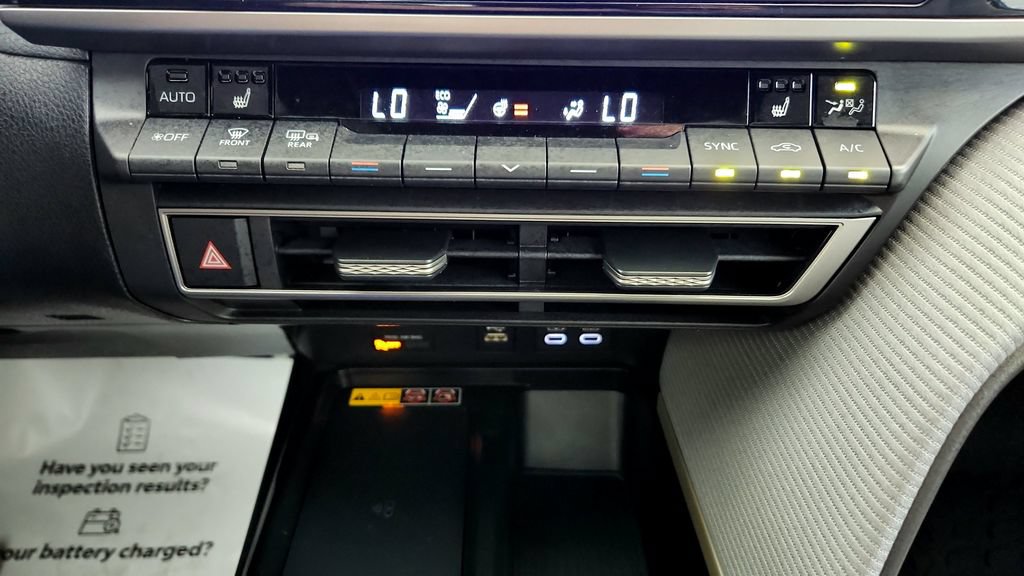 Used 2025 Toyota Camry SE w/ Convenience Package AWD/4WD image 30