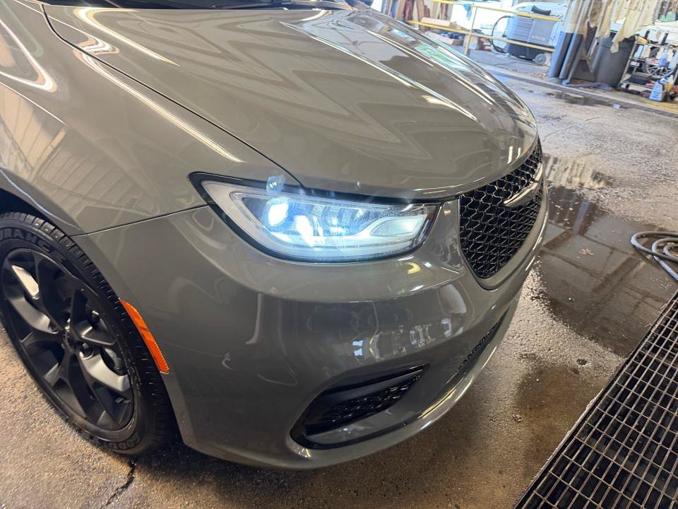 Used 2025 Chrysler Pacifica Limited FWD image 28