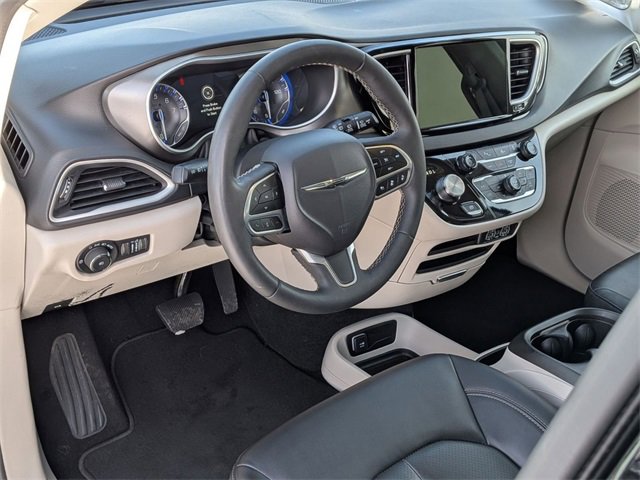 Certified 2024 Chrysler Pacifica Touring-L image 10
