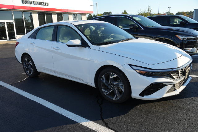 Used 2025 Hyundai Elantra SEL FWD image 3