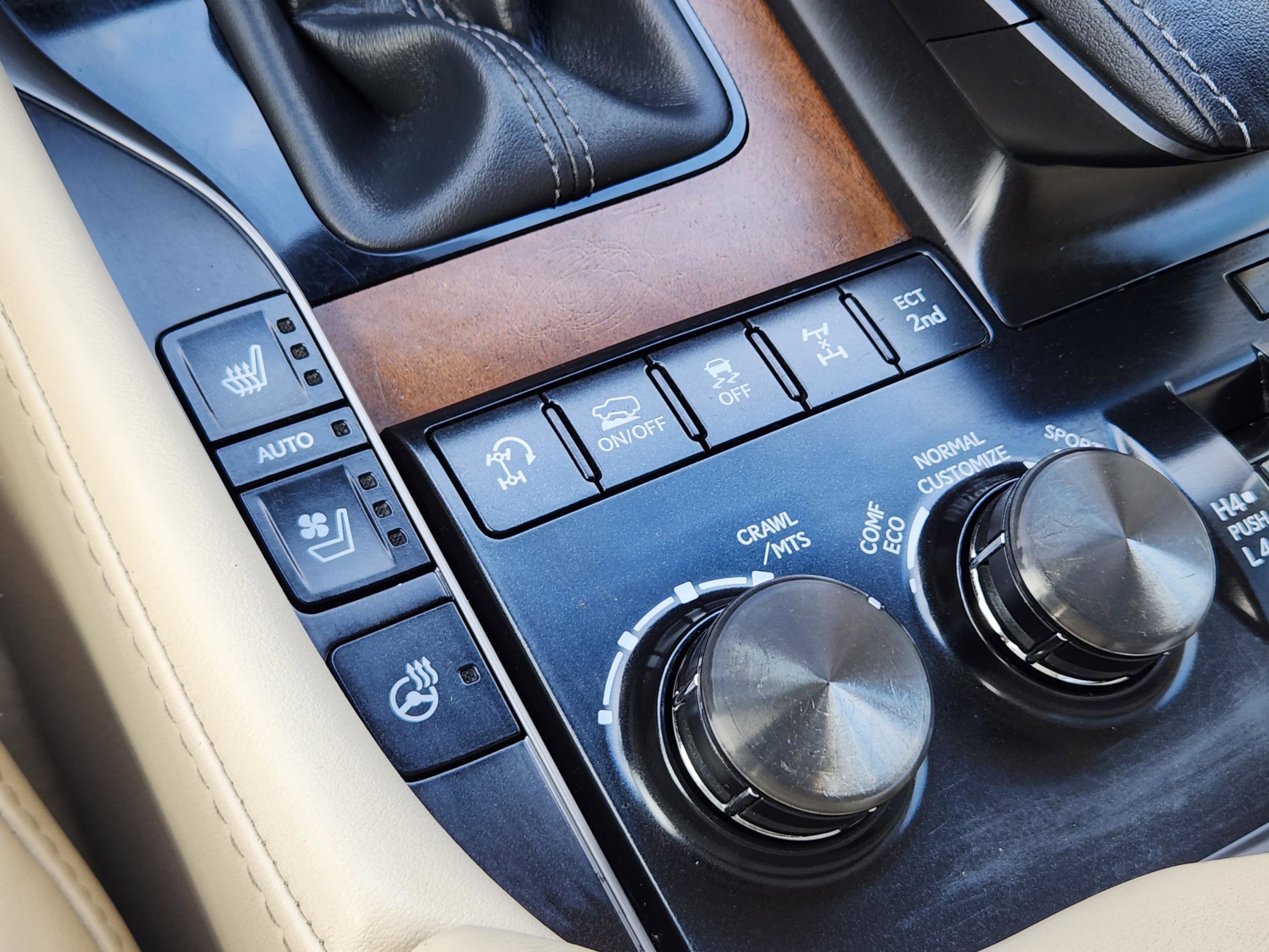 Used 2020 Lexus LX 570 4WD w/ Luxury Package image 21