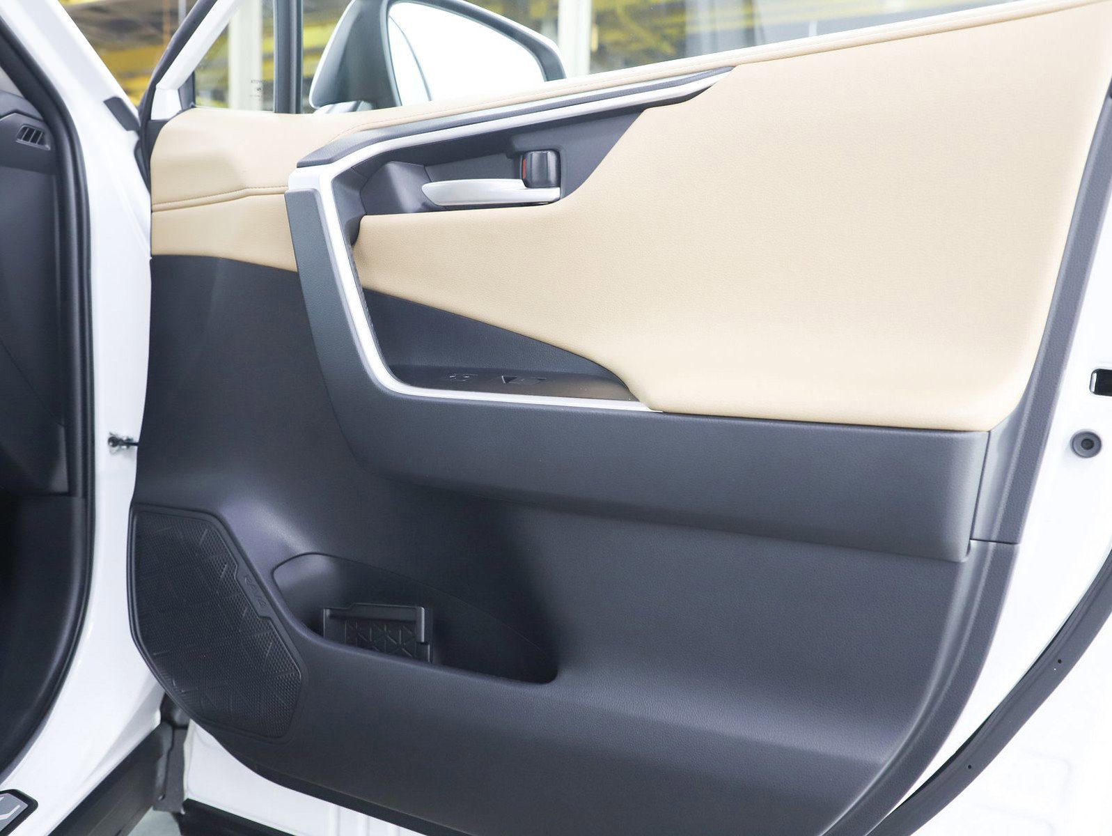 Used 2024 Toyota RAV4 Limited w/ Advanced Technology Package image 9