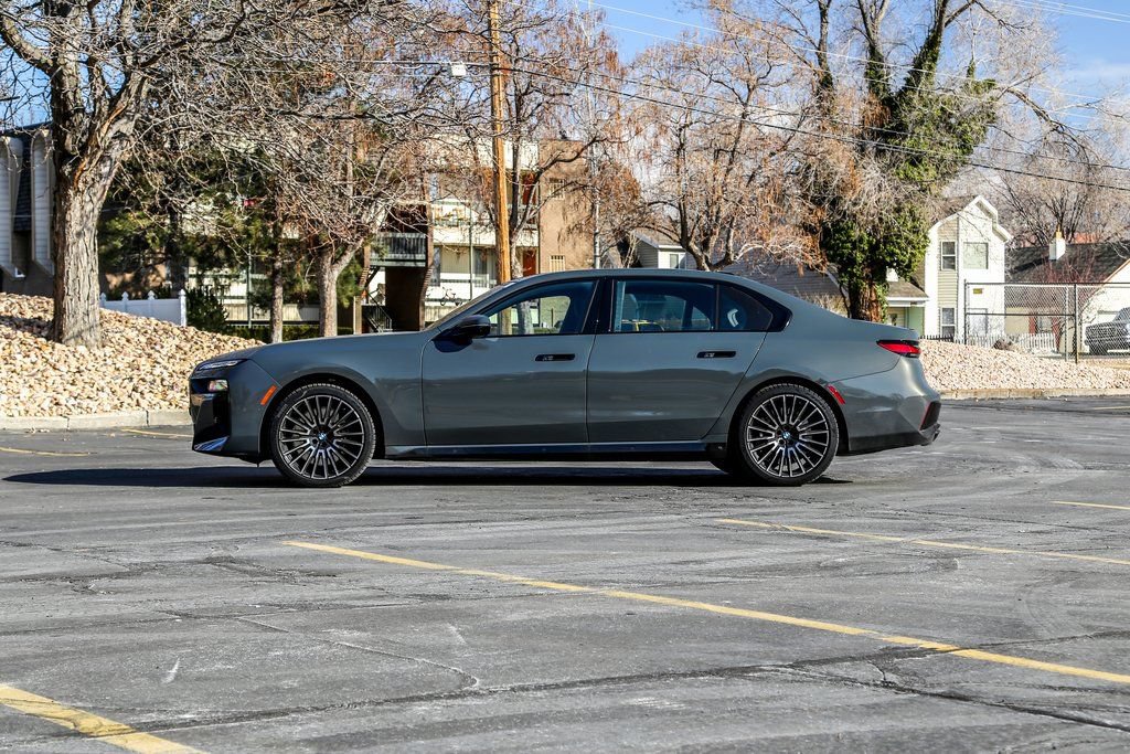 Used 2025 BMW 760i xDrive w/ Executive Package AWD/4WD image 2