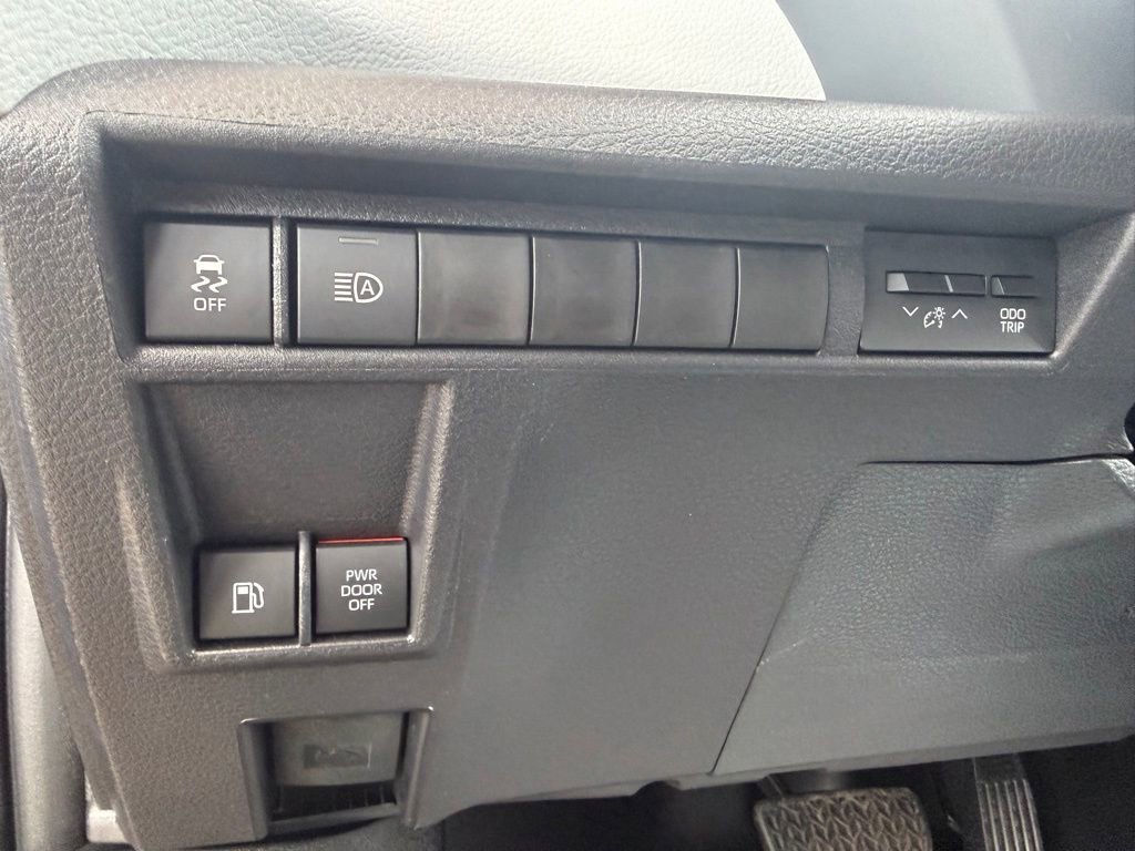 Used 2026 Toyota Sienna XLE FWD image 11