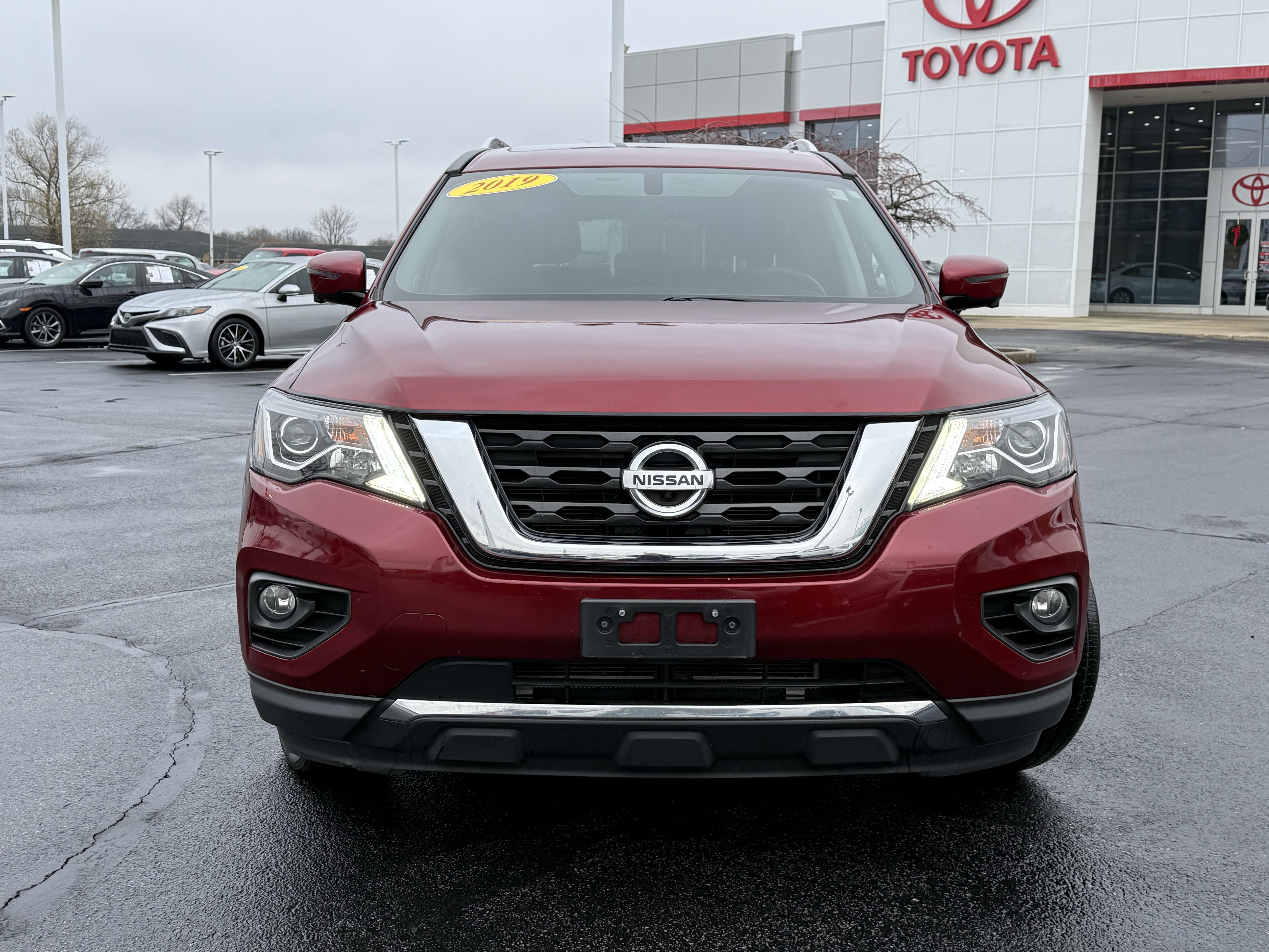 Used 2019 Nissan Pathfinder Platinum image 2
