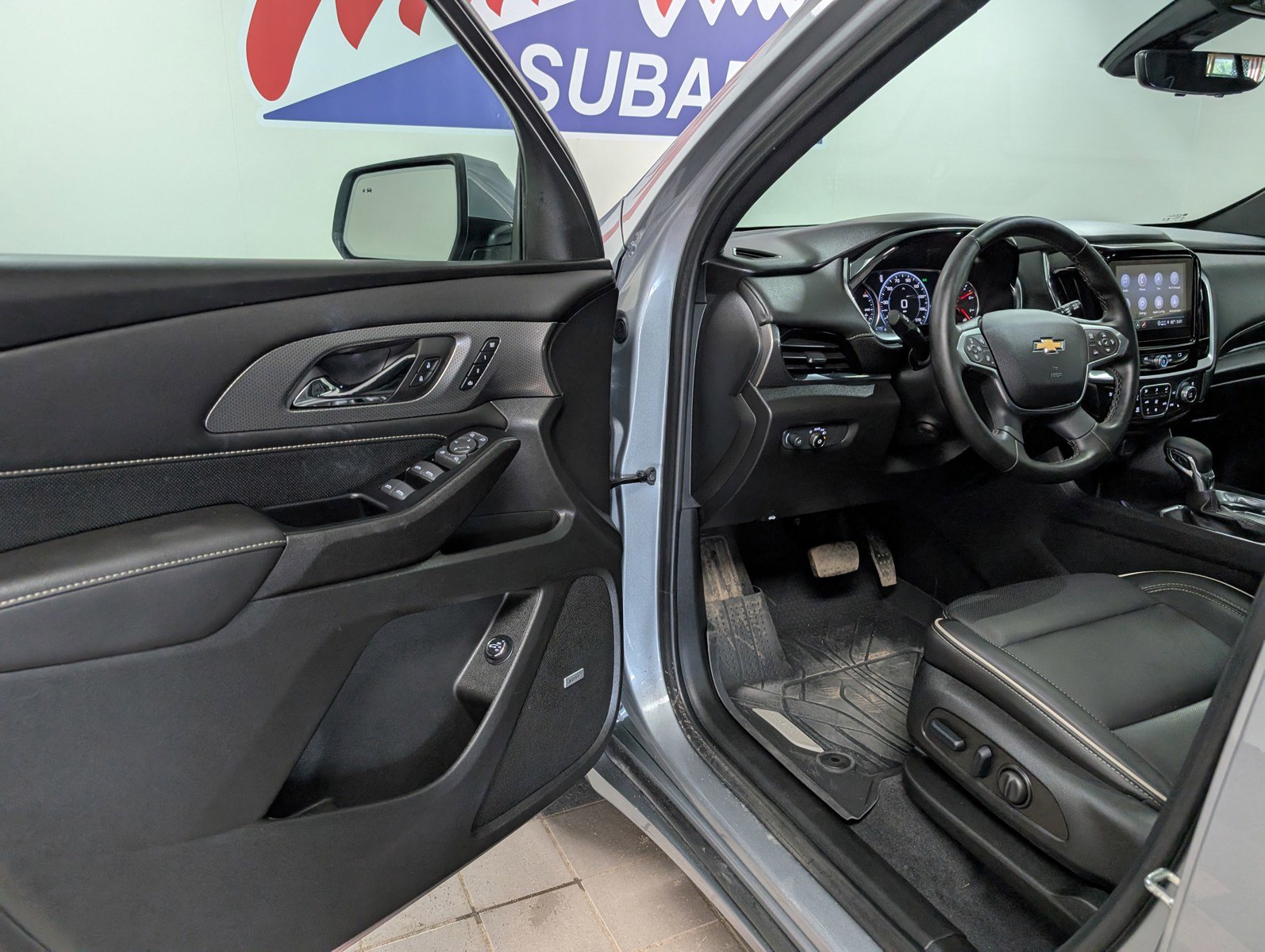 Used 2023 Chevrolet Traverse Premier image 31