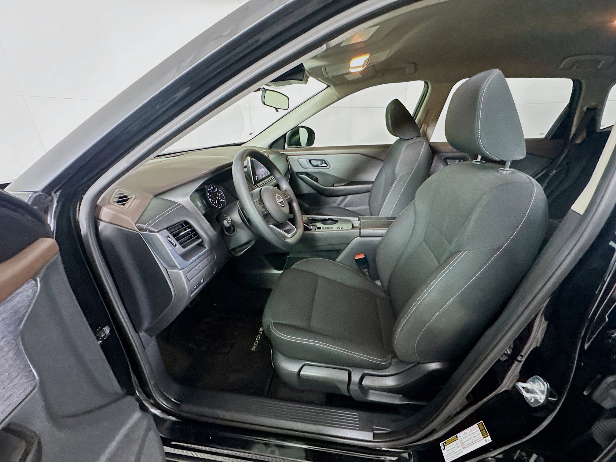 Used 2023 Nissan Rogue S image 13