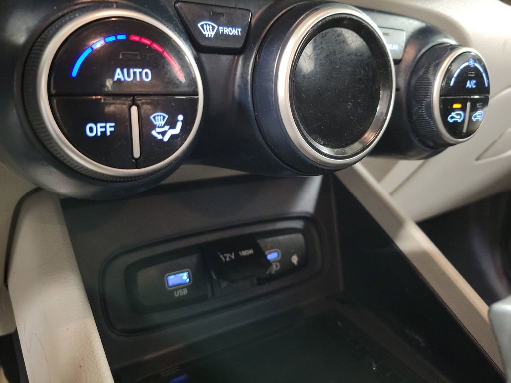 Used 2023 Hyundai Venue Limited image 15