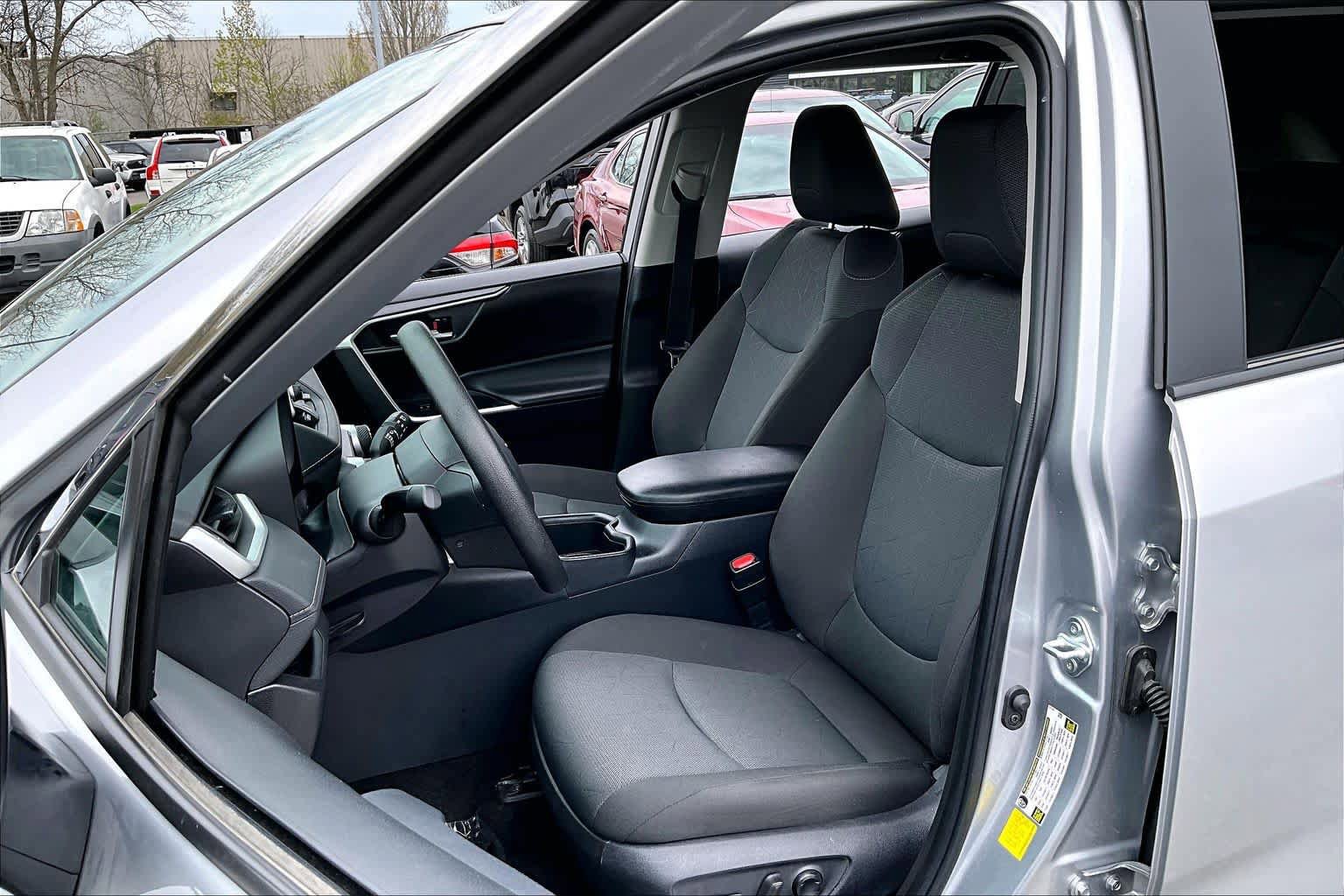 Used 2025 Toyota RAV4 XLE AWD/4WD image 8