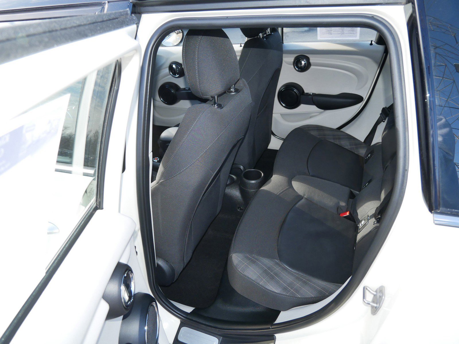 Used 2018 MINI Cooper 4-Door Hardtop image 11