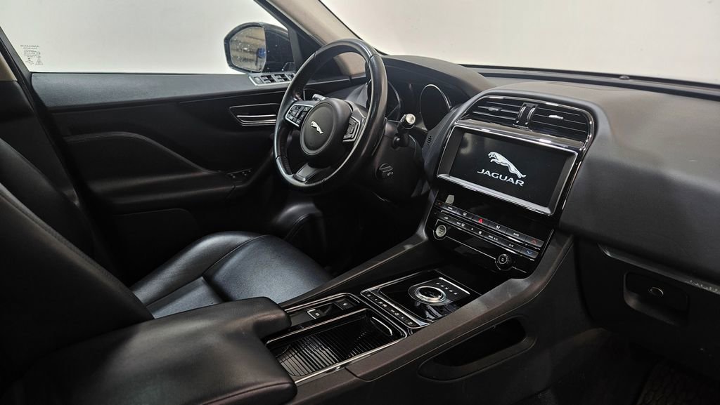 Used 2020 Jaguar F-PACE Premium image 16