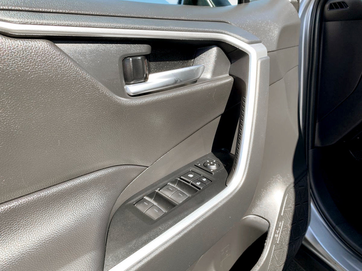 Used 2025 Toyota RAV4 XLE AWD/4WD image 15