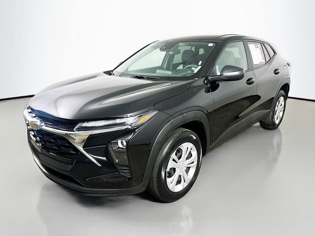 Used 2025 Chevrolet Trax LS FWD image 3