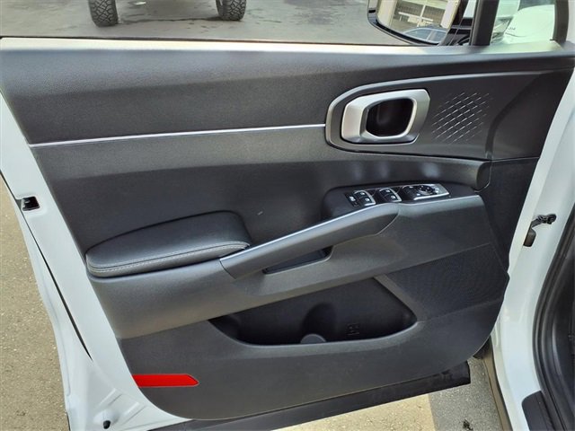 Used 2023 Kia Sorento LX image 11
