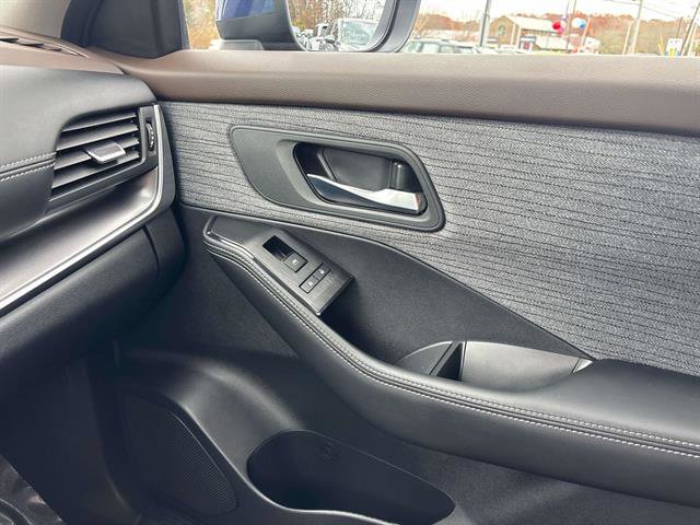 Used 2023 Nissan Rogue SV image 27