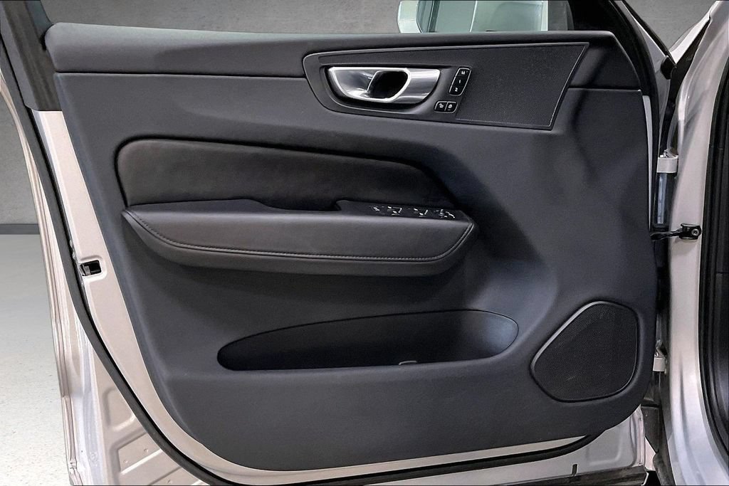 Certified 2023 Volvo XC60 B5 Plus AWD/4WD image 20