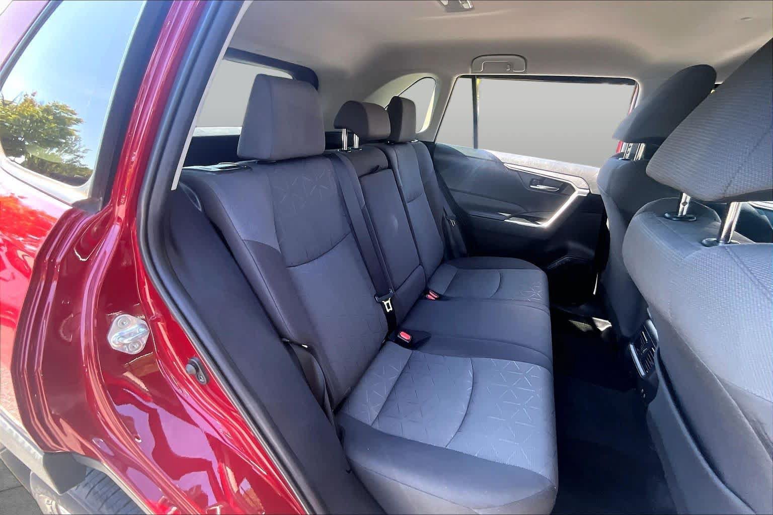 Used 2021 Toyota RAV4 XLE AWD/4WD image 20