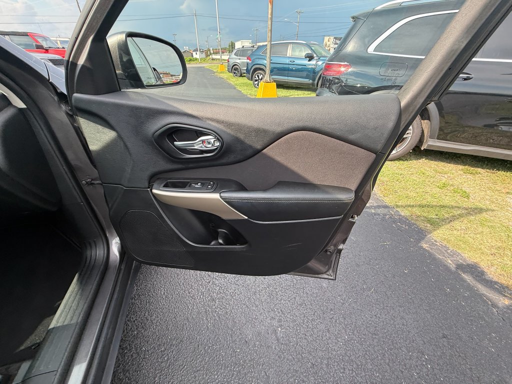 Used 2018 Jeep Cherokee Latitude w/ Altitude Package FWD image 22