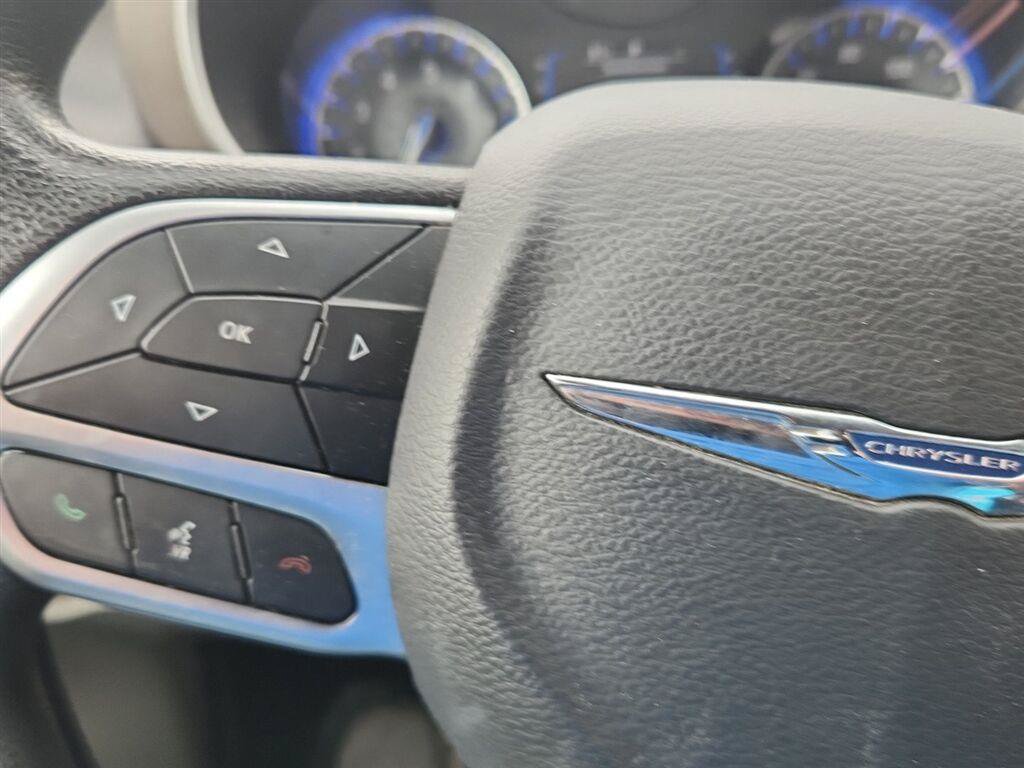 Used 2020 Chrysler Voyager Lxi FWD image 25