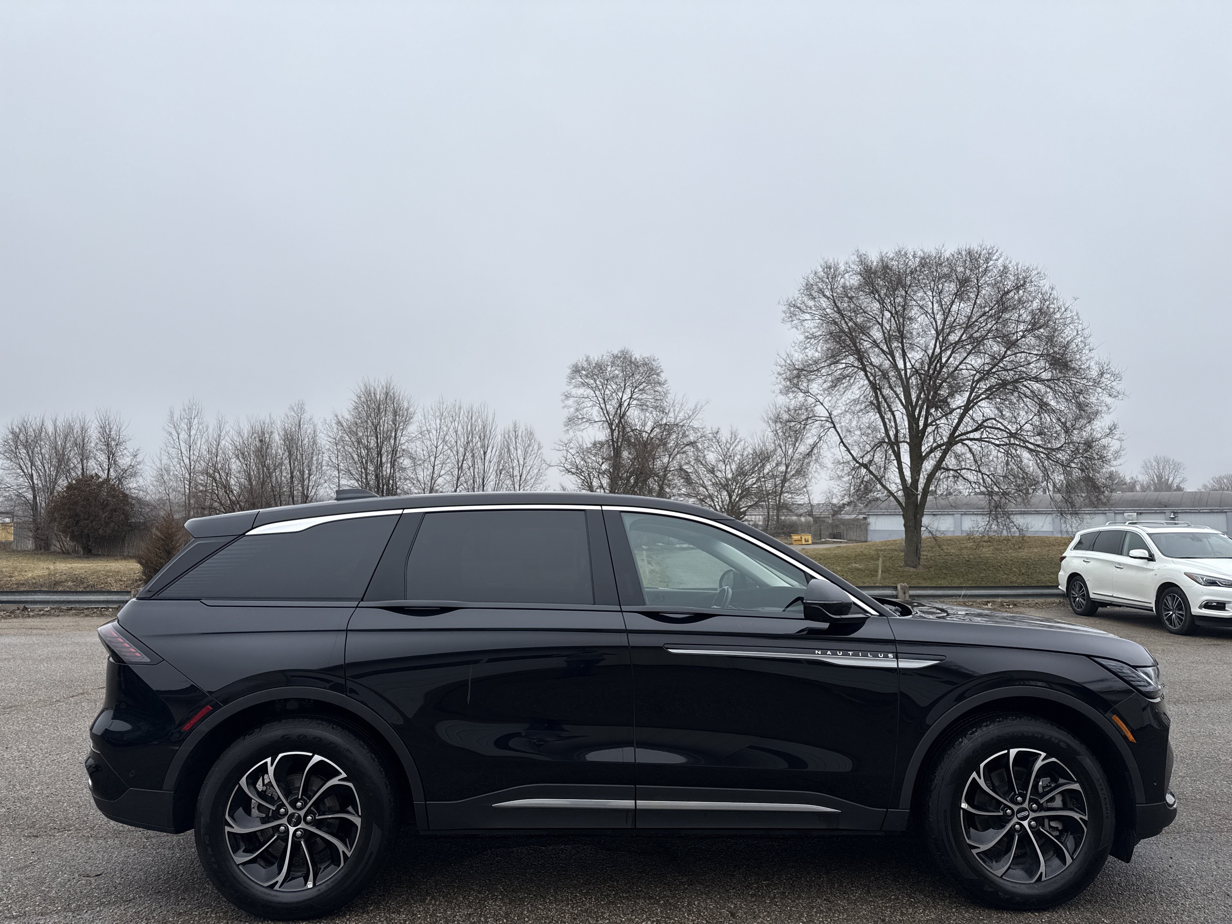 Used 2024 Lincoln Nautilus Premier AWD/4WD image 2