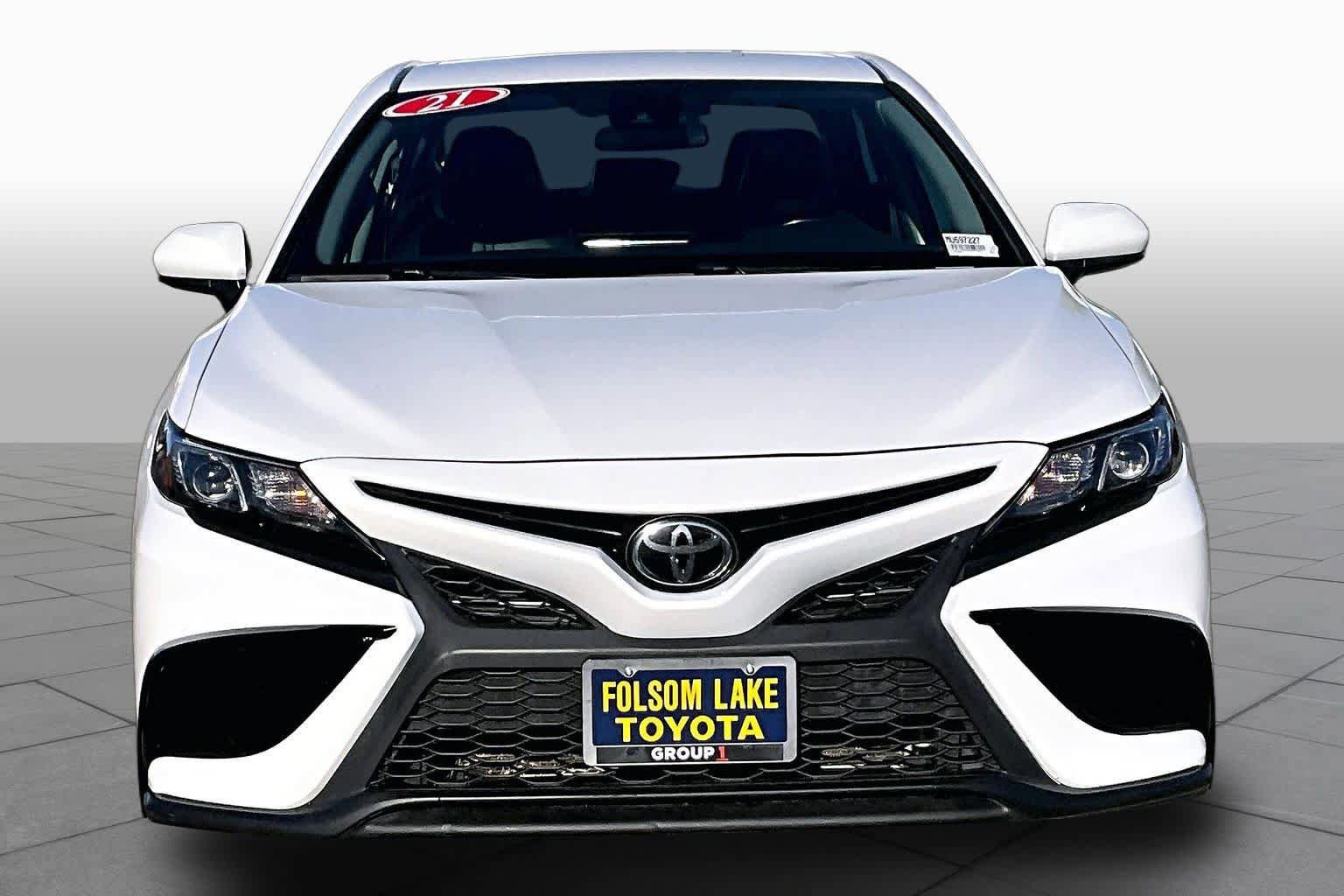 Used 2021 Toyota Camry SE image 3