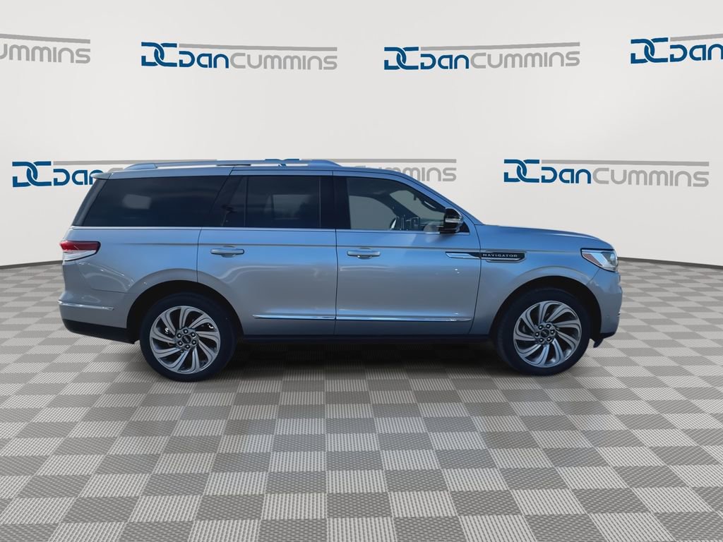 Used 2023 Lincoln Navigator Reserve image 9