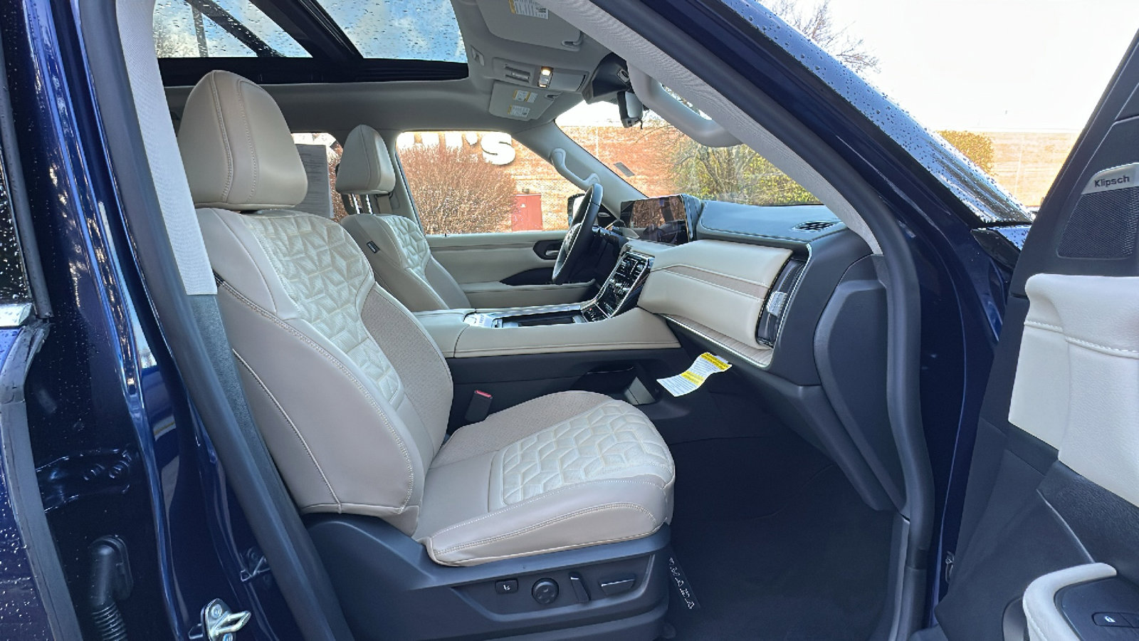 Certified 2025 Nissan Armada Platinum Reserve image 24