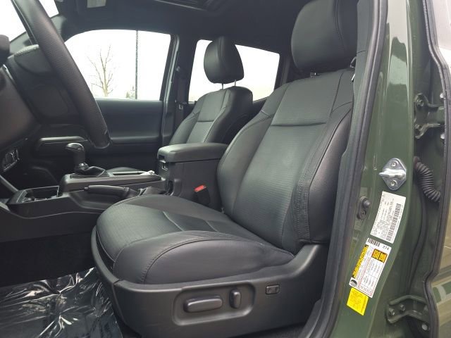Used 2022 Toyota Tacoma TRD Sport w/ TRD Premium Sport Package AWD/4WD image 9