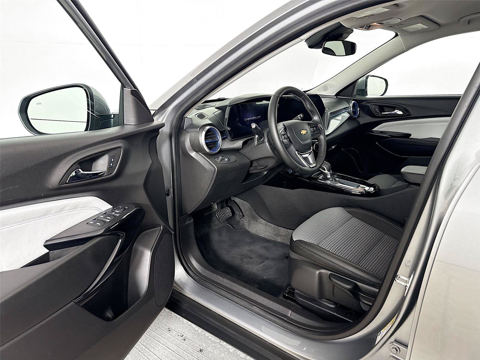 Used 2025 Chevrolet Trax LT w/ Driver Confidence Package FWD image 3