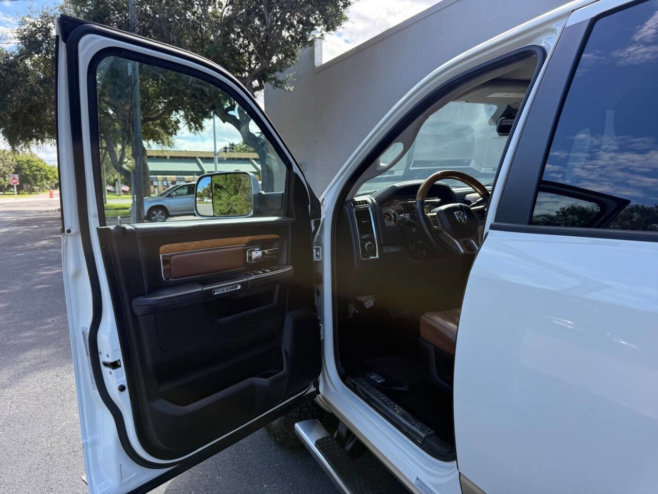 Used 2016 RAM 3500 Laramie Longhorn image 31