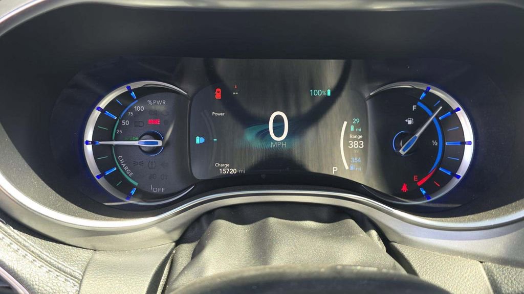 Used 2023 Chrysler Pacifica Limited w/ Uconnect Theater Family Group FWD image 7