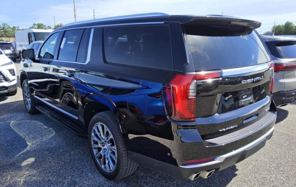 Used 2025 GMC Yukon XL Denali AWD/4WD image 4
