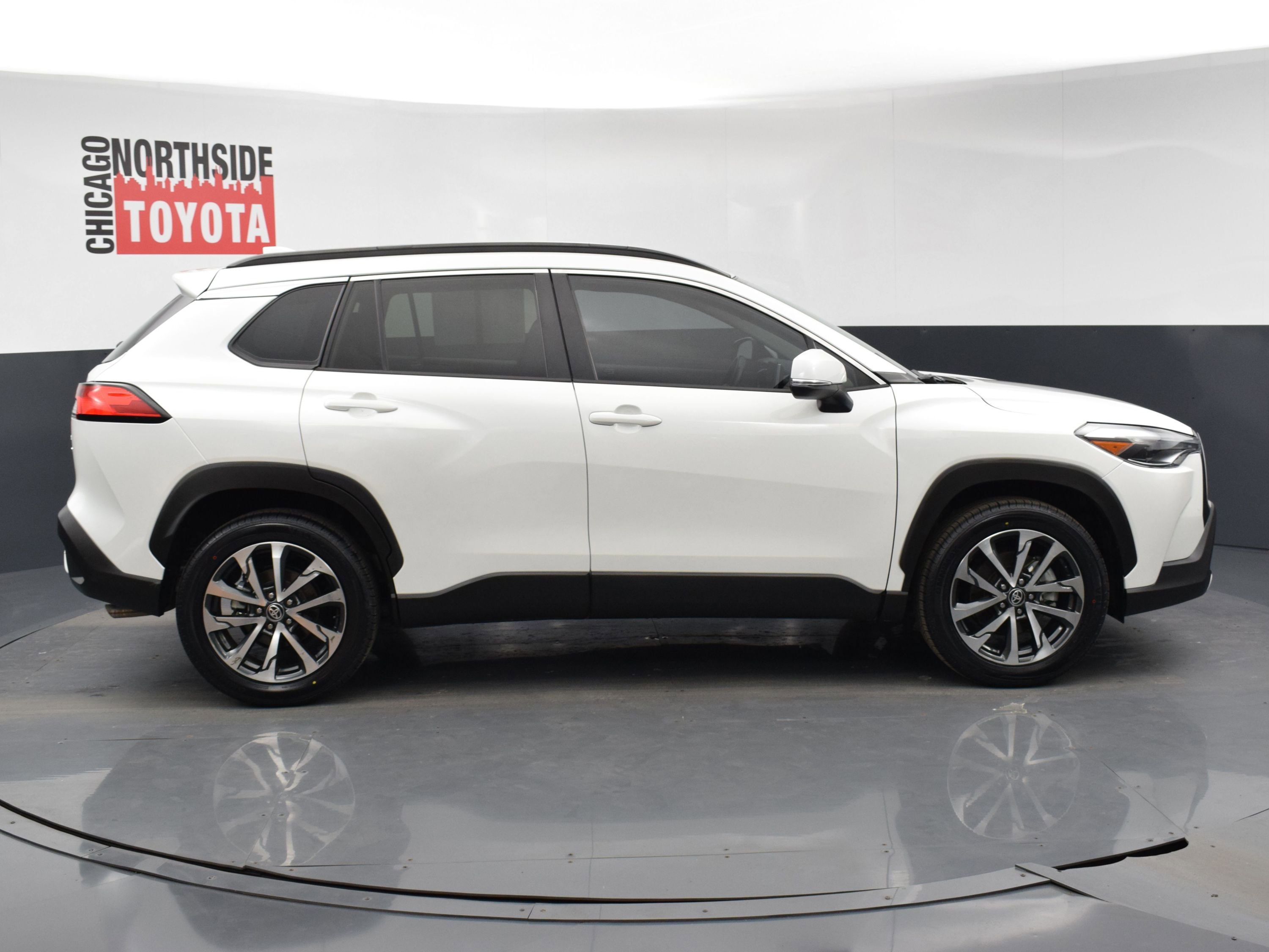 Used 2024 Toyota Corolla Cross XLE w/ Convenience Package image 5