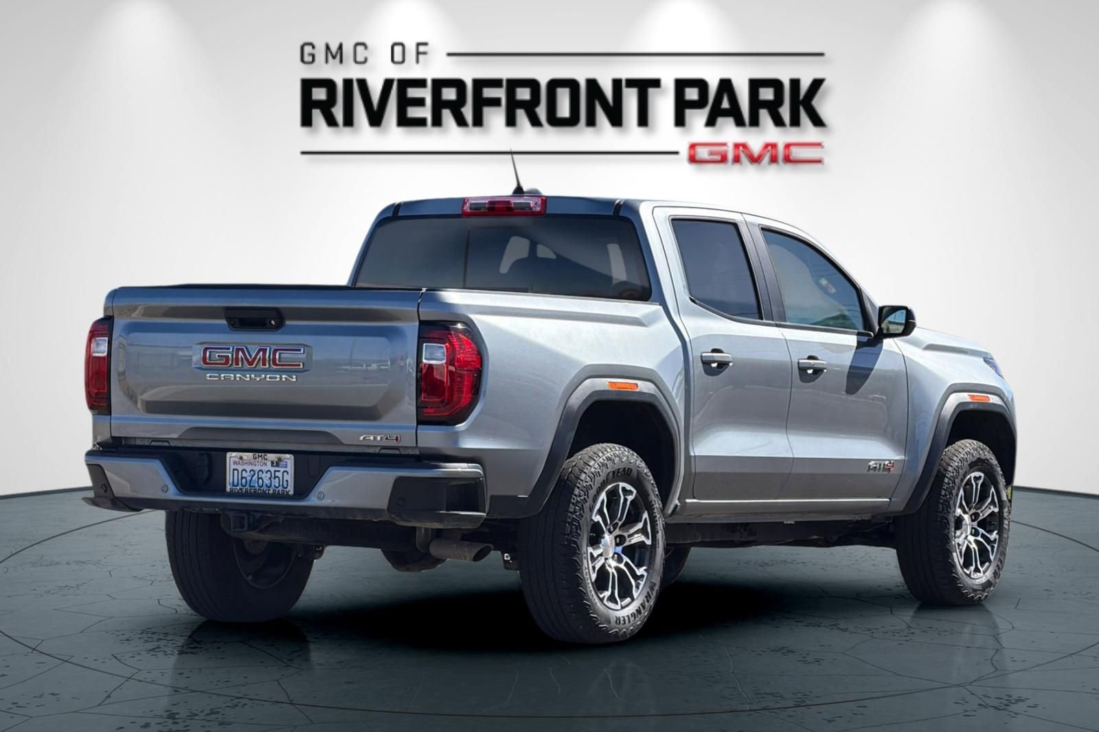 Used 2025 GMC Canyon AT4 w/ AT4 Premium Package AWD/4WD image 3