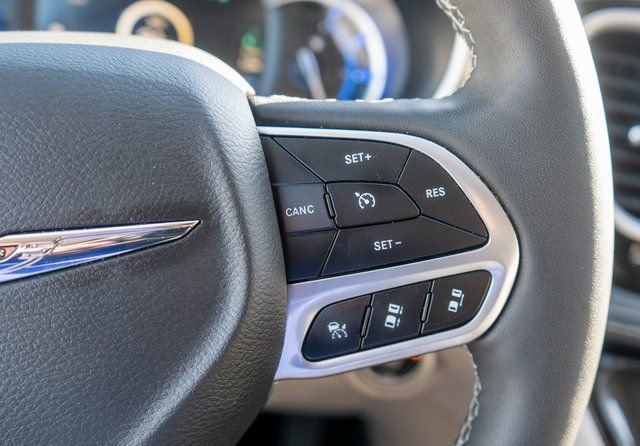 Used 2023 Chrysler Pacifica Touring-L w/ Uconnect Theater Family Group image 26