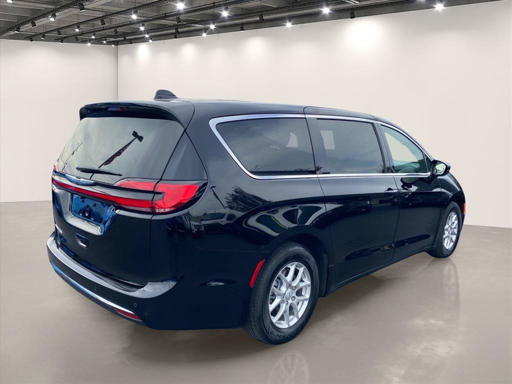 Used 2026 Chrysler Pacifica Select FWD image 7