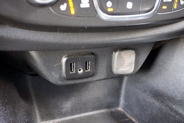 Used 2021 Chevrolet Traverse LT image 26