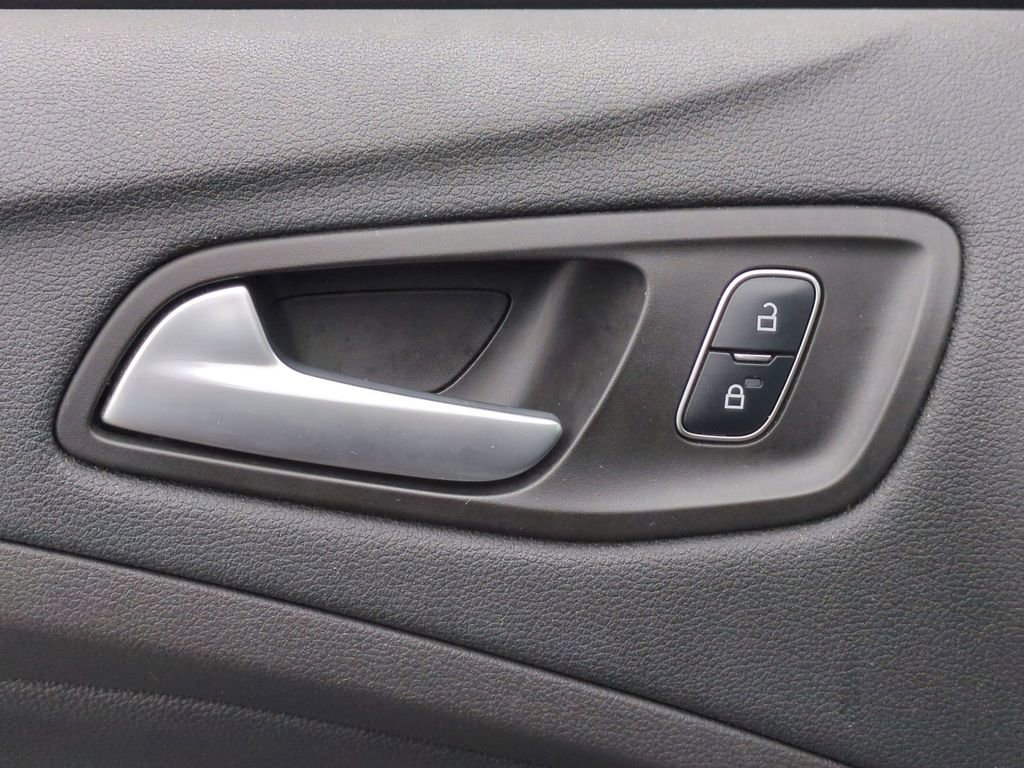 Used 2017 Ford Escape SE w/ SE Sport Appearance Package image 12