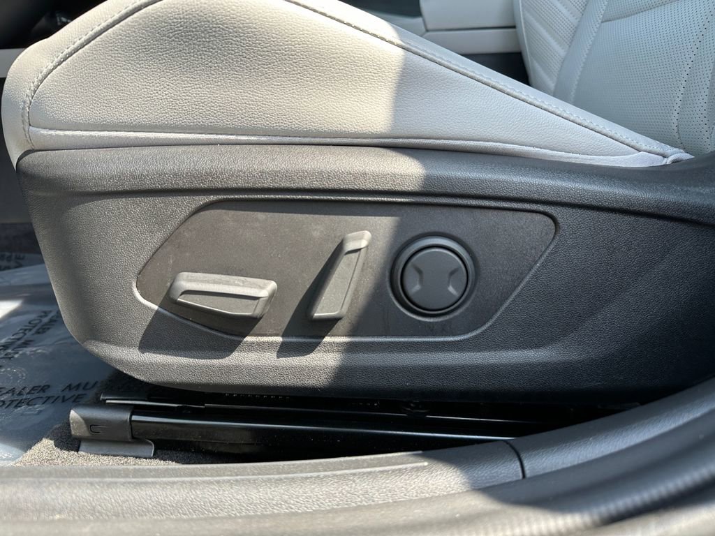 Used 2023 Hyundai Elantra Limited image 16