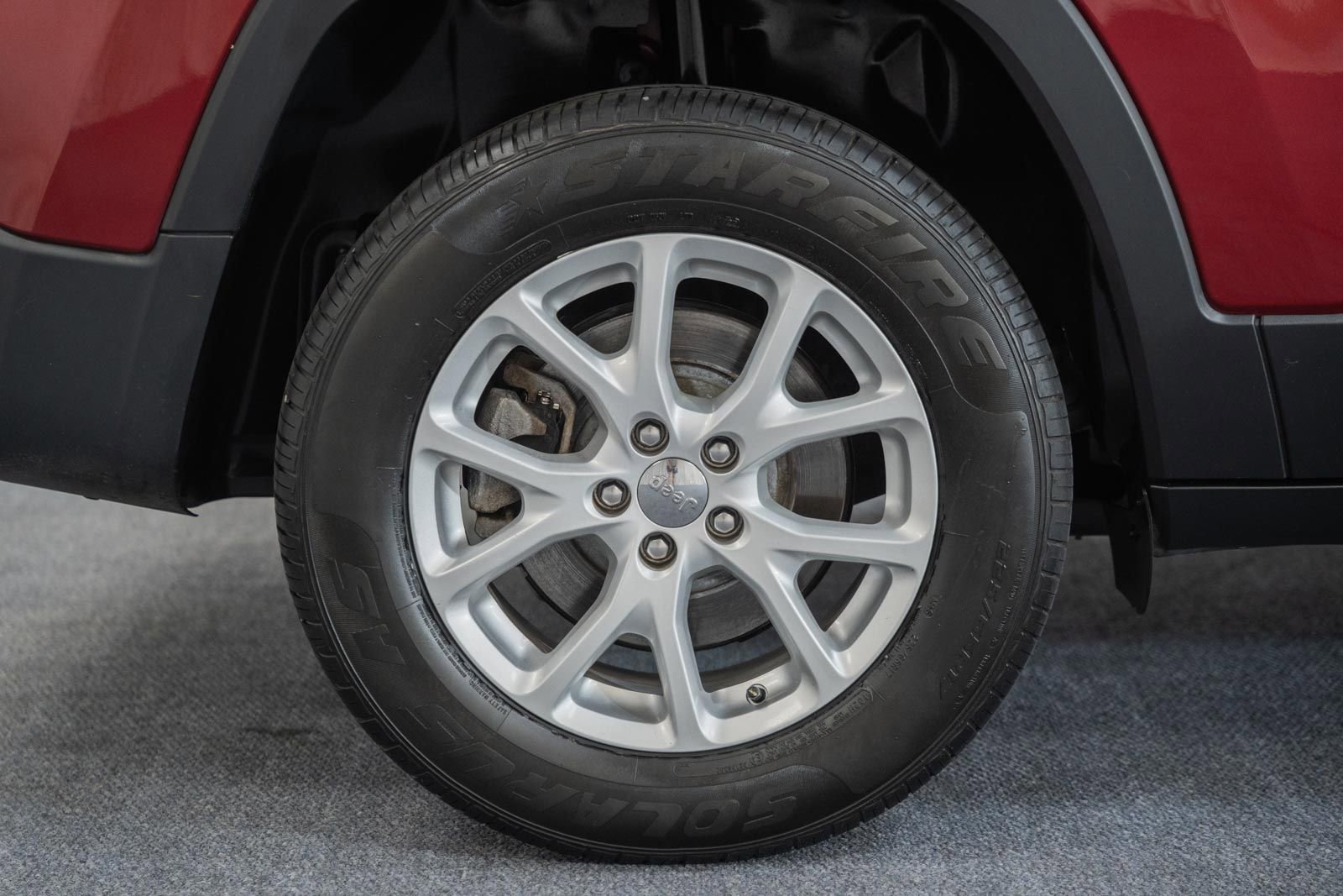 Used 2016 Jeep Cherokee Latitude w/ Cold Weather Group AWD/4WD image 17