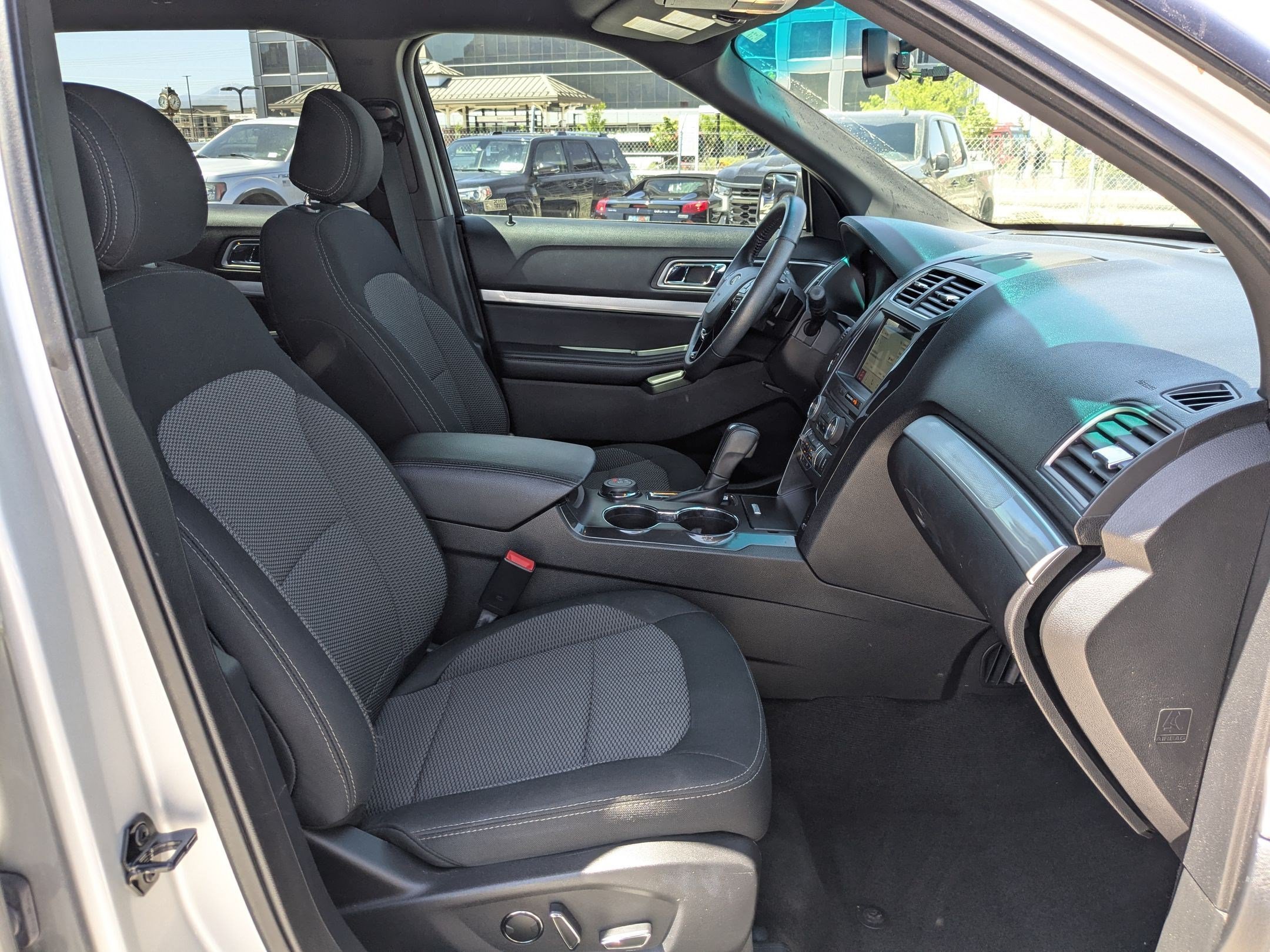 Used 2017 Ford Explorer XLT w/ Equipment Group 201A AWD/4WD image 28