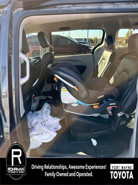 Used 2023 Chrysler Pacifica Touring-L w/ Uconnect Theater Family Group AWD/4WD image 5