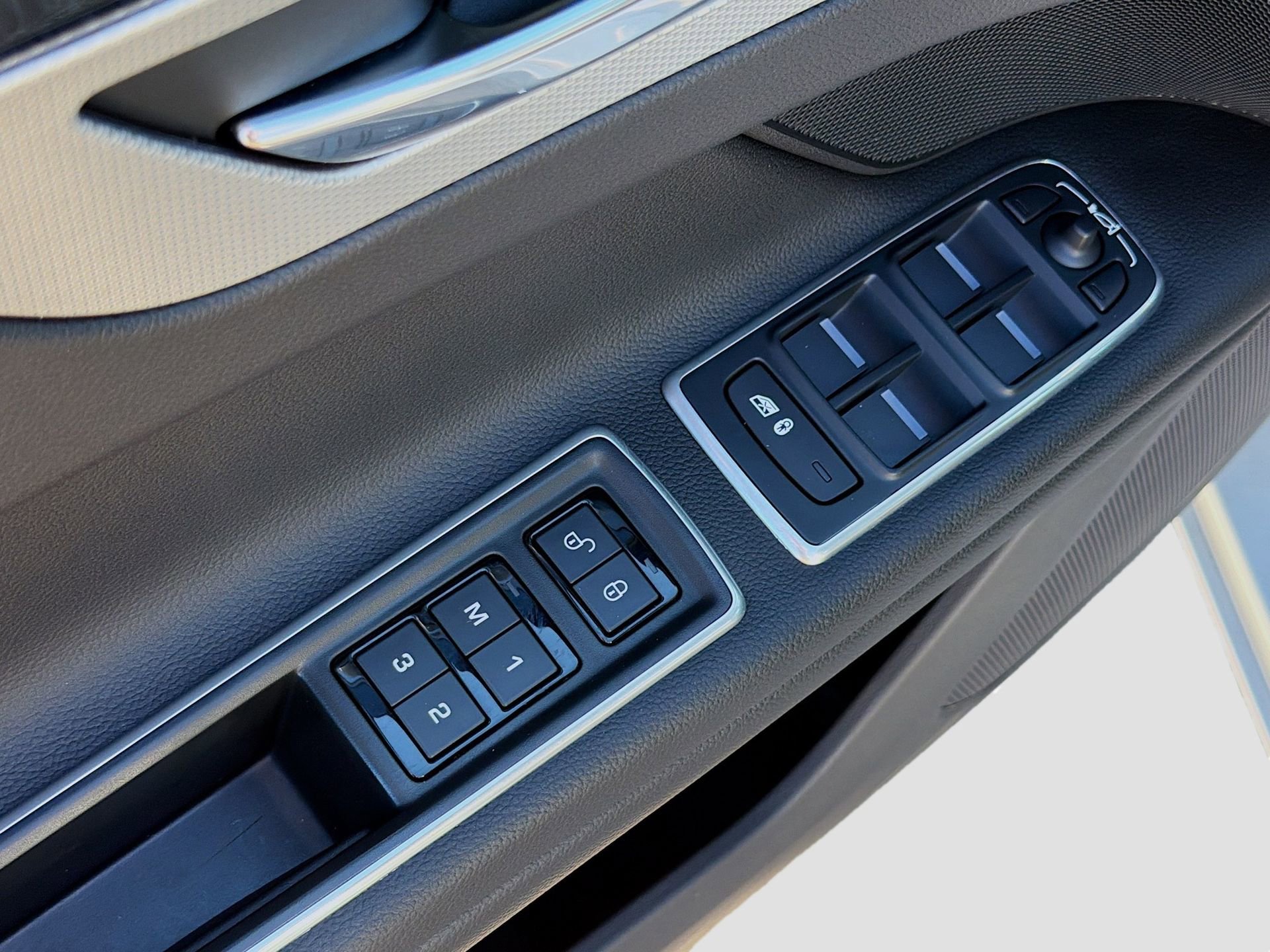 Used 2018 Jaguar XF Premium image 22