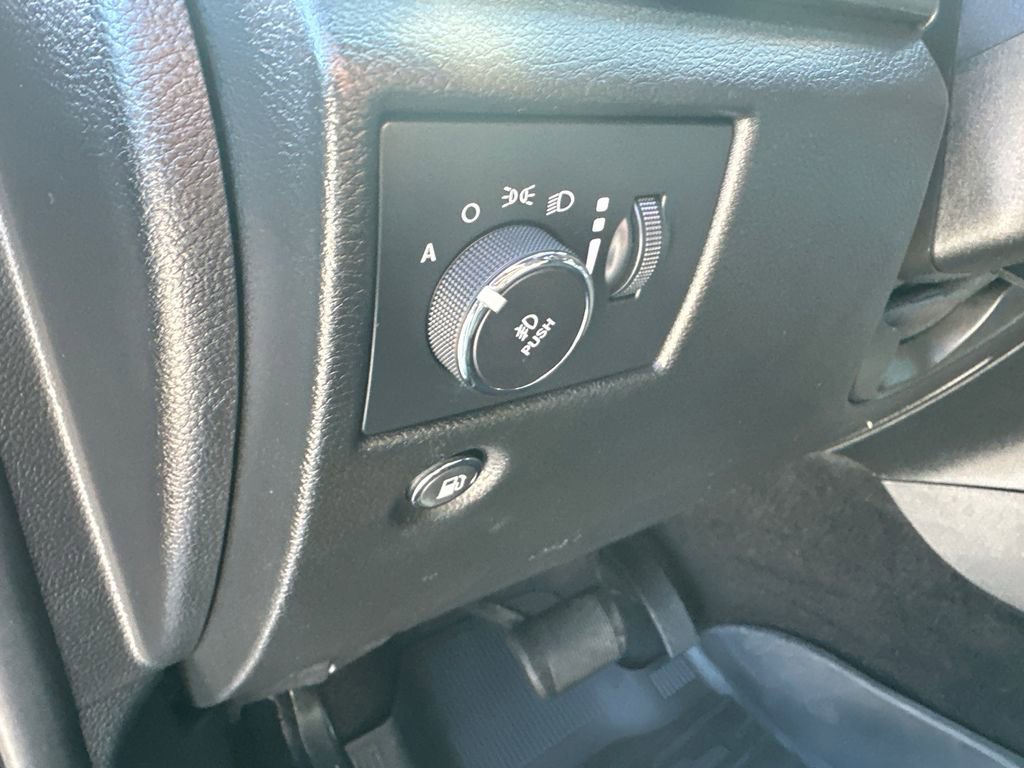 Used 2021 Jeep Grand Cherokee Laredo image 23