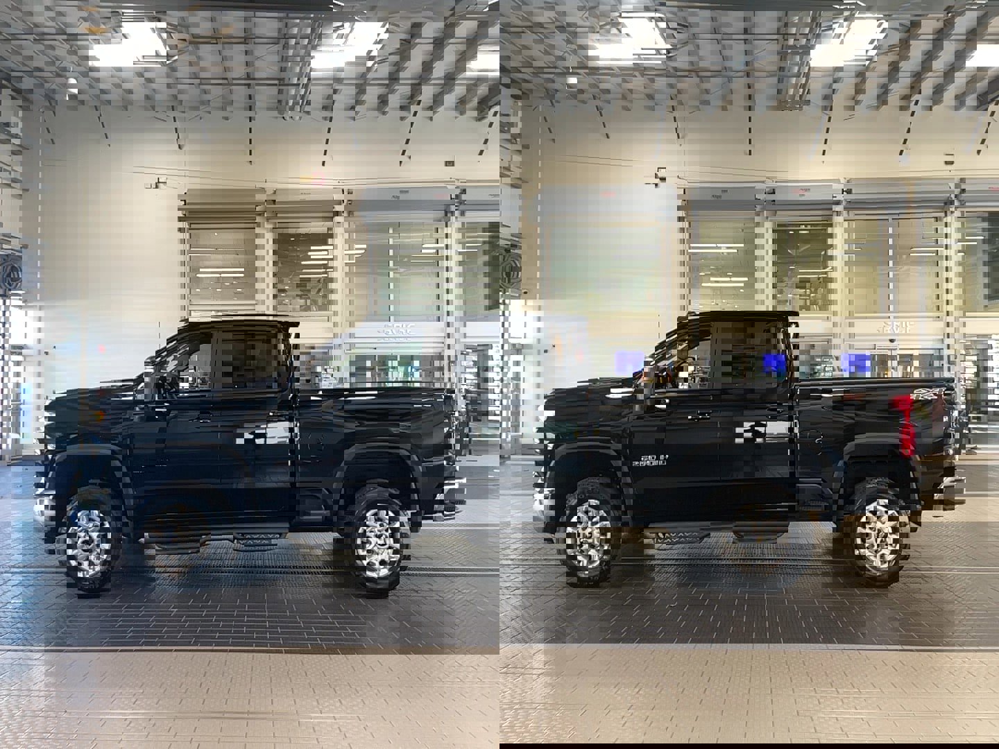 Used 2024 Chevrolet Silverado 2500 LT w/ Convenience Package image 4